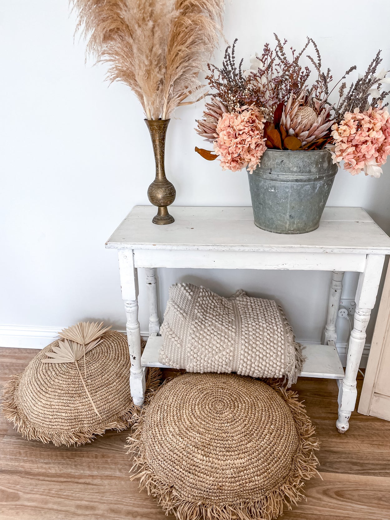 Raffia round cushion