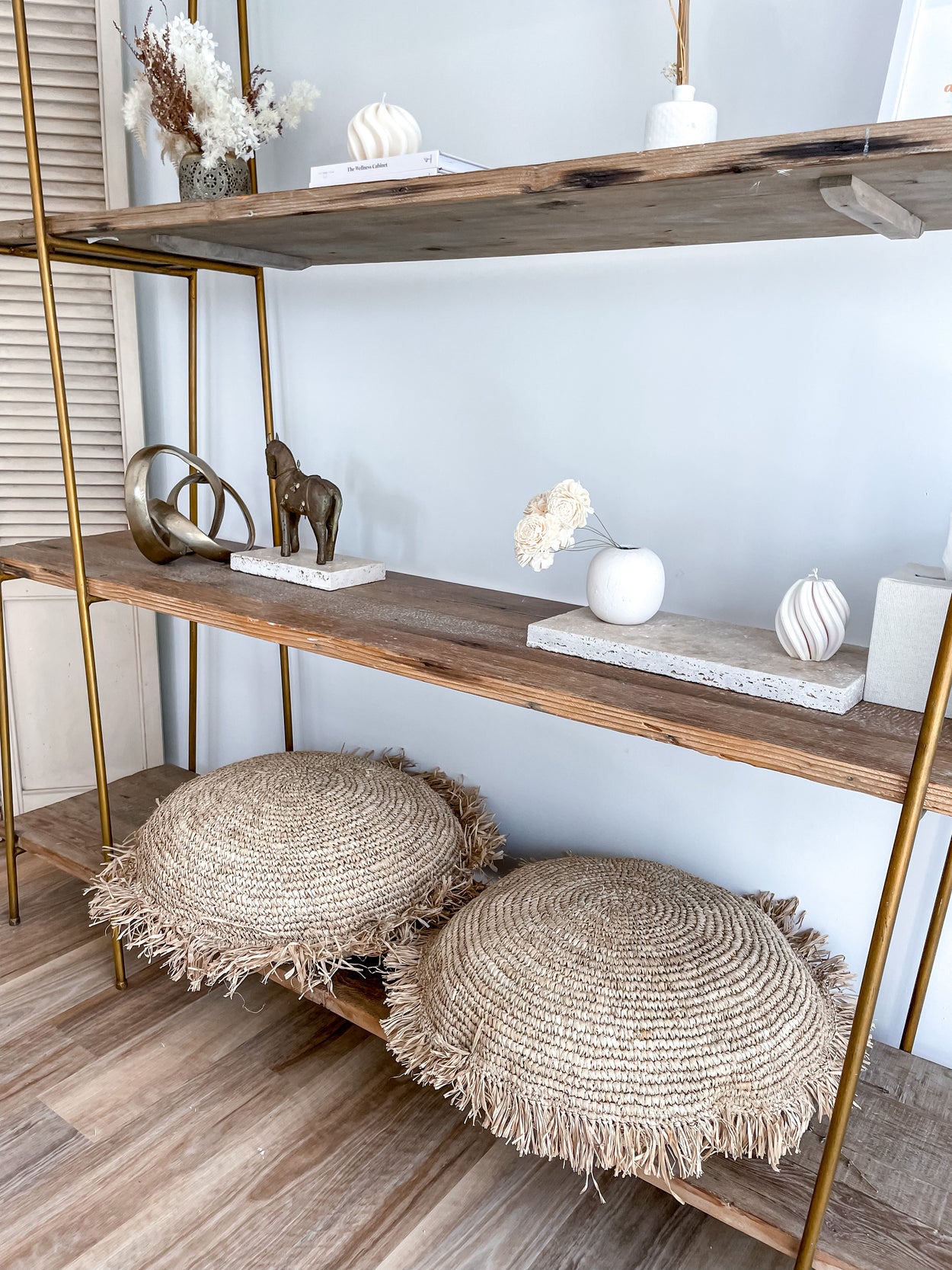 Raffia round cushion
