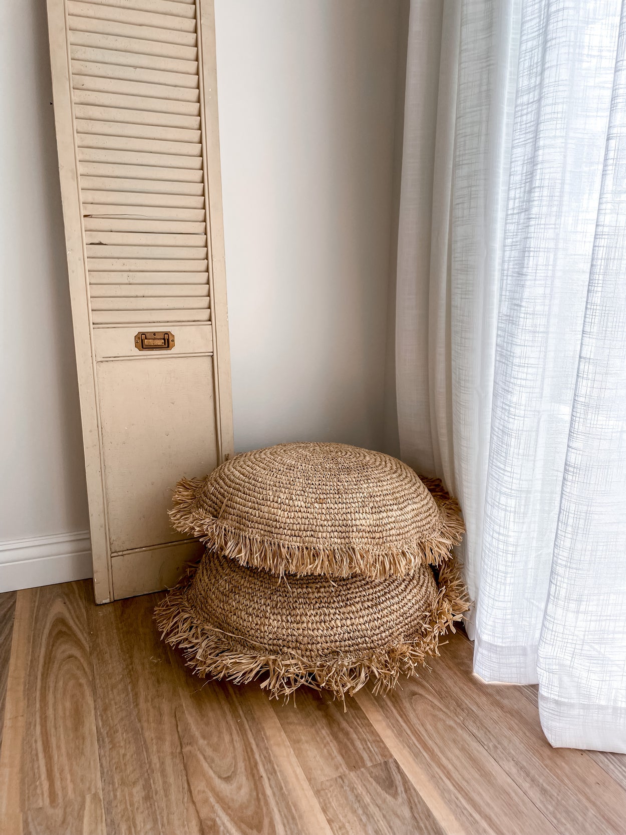 Raffia round cushion