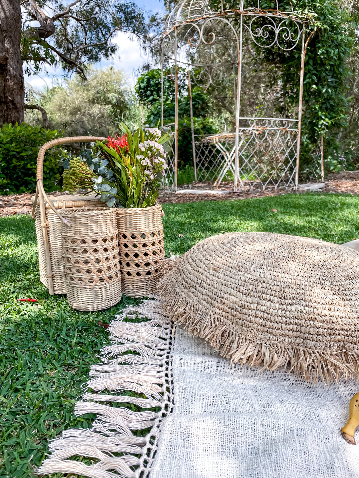 Raffia round cushion
